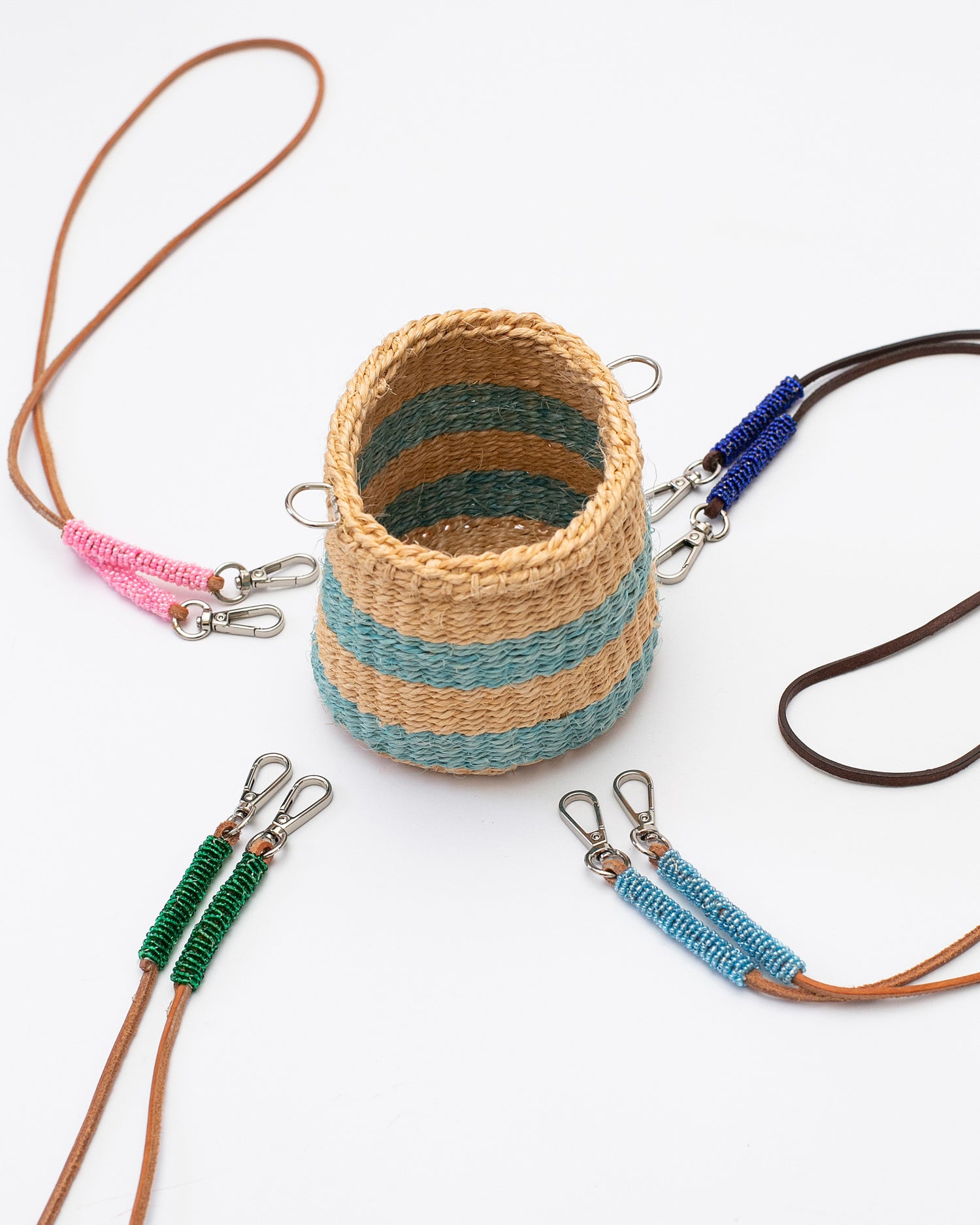 Bandoulière fine en cuir brun ornée de perles blanc, modèle "Charo" conçu pour être amovible et adaptable à un sac ou une coque de téléphone. Accessoire élégant, réalisé à la main par un artisan au Kenya, disponible en deux longueurs (90 cm et 110 cm).