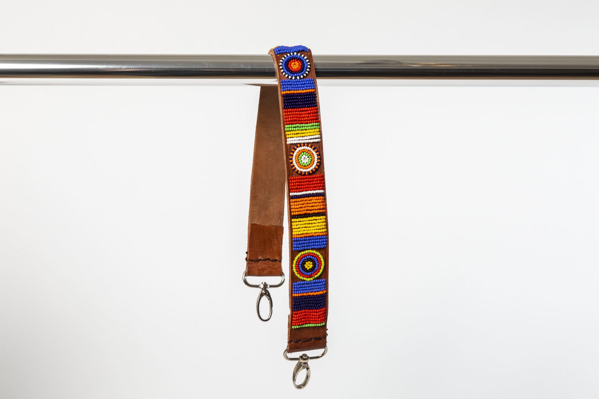 Elégante bandoulière de sac en cuir et perles colorées