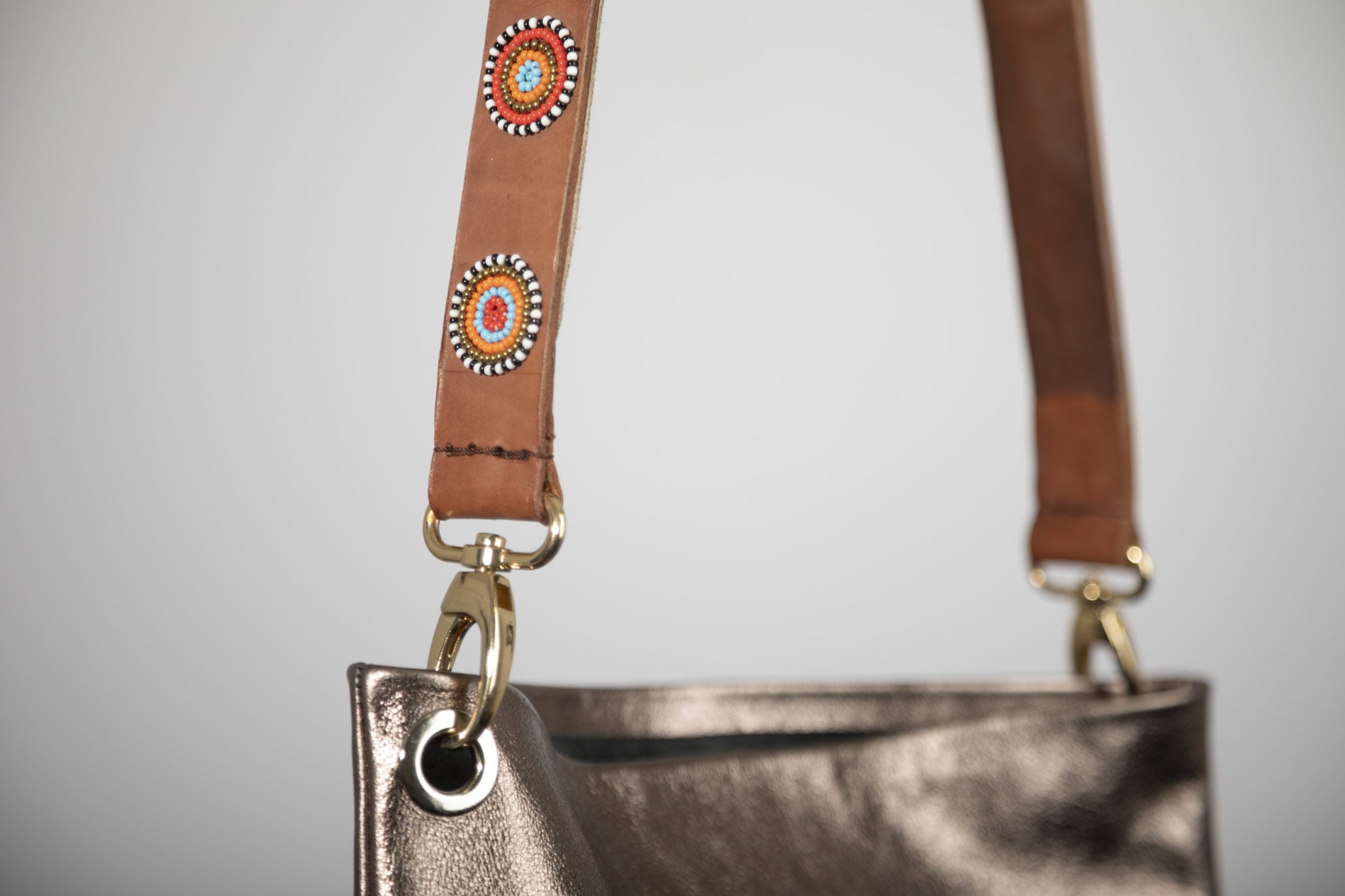 Elégante bandoulière de sac en cuir et perles colorées