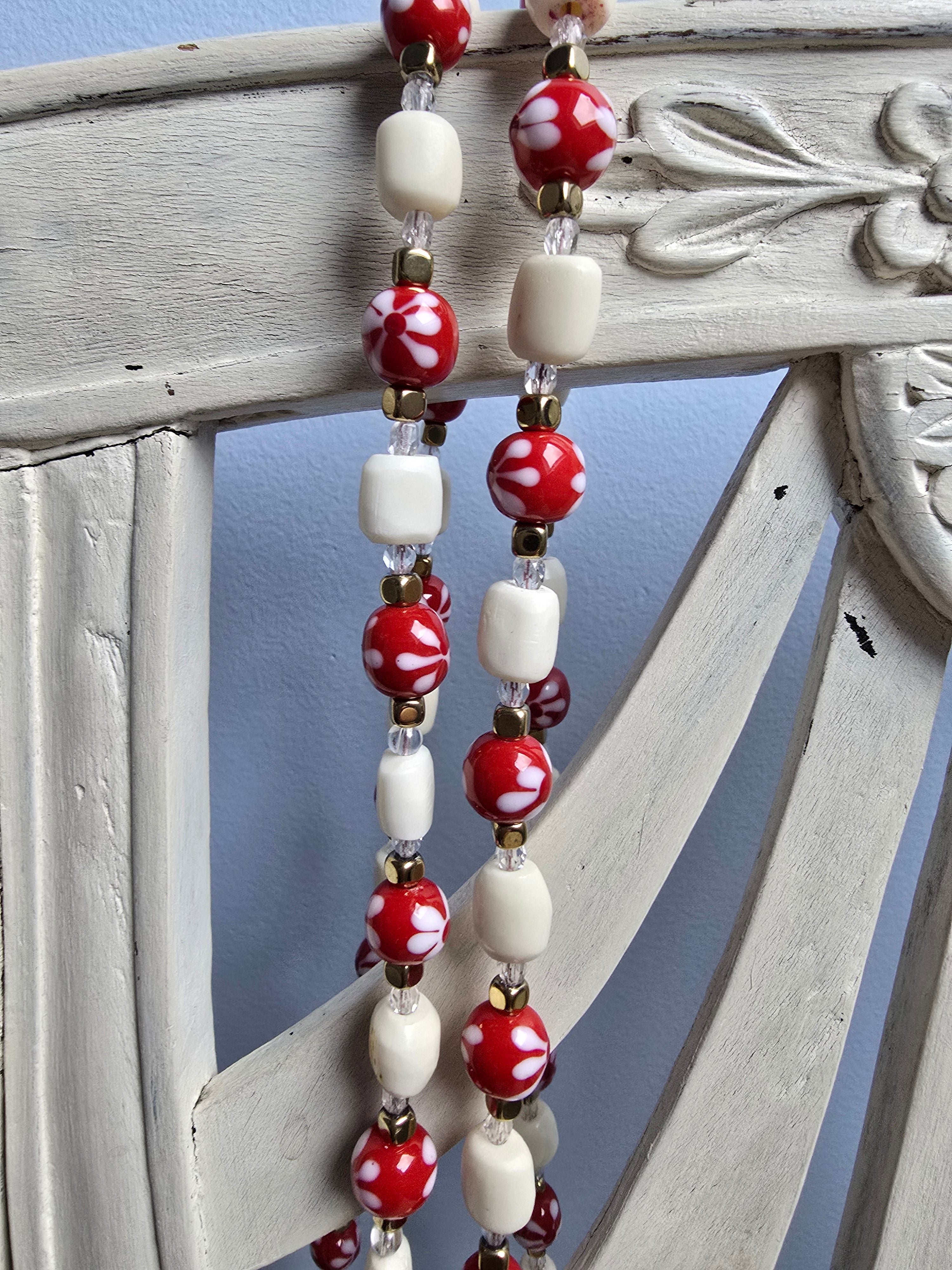 Bandoulière Rosa en Corne et perles dans les tons du Rouge