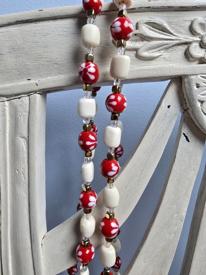 Bandoulière Rosa en Corne et perles dans les tons du Rouge