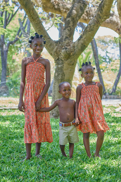 Robe enfant été en coton très léger. Haut smocké et grand volant à la base