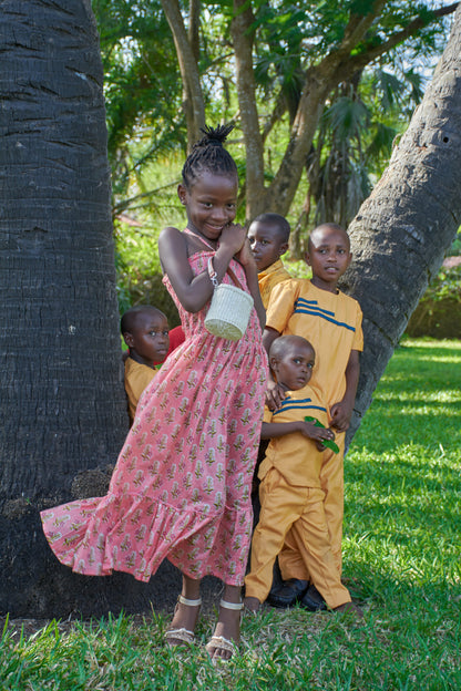 Robe enfant été en coton très léger. Haut smocké et grand volant à la base