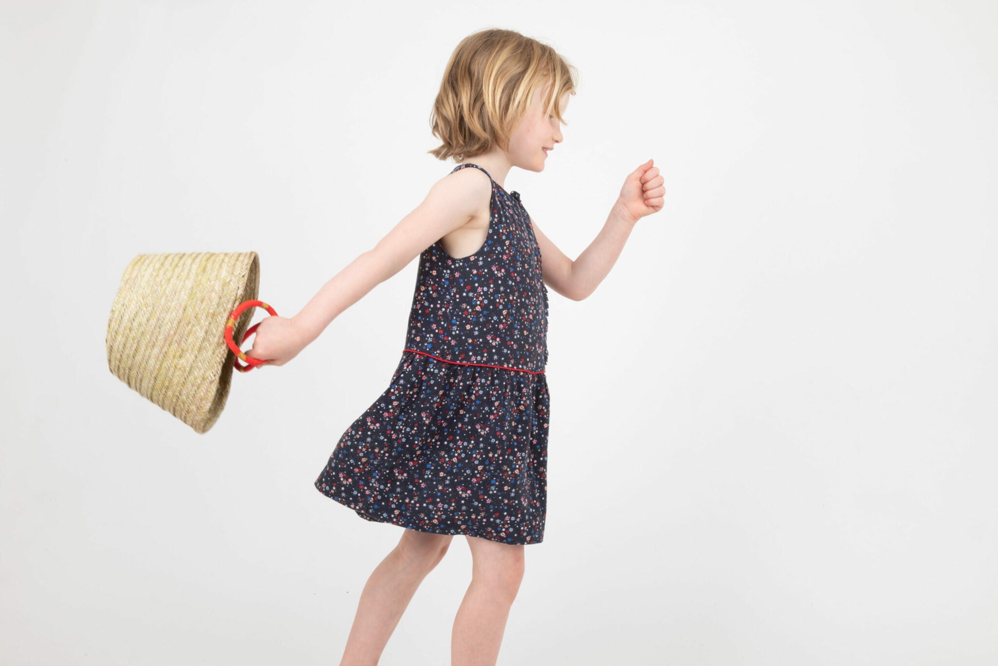 Petit panier en sisal avec anses en perles
