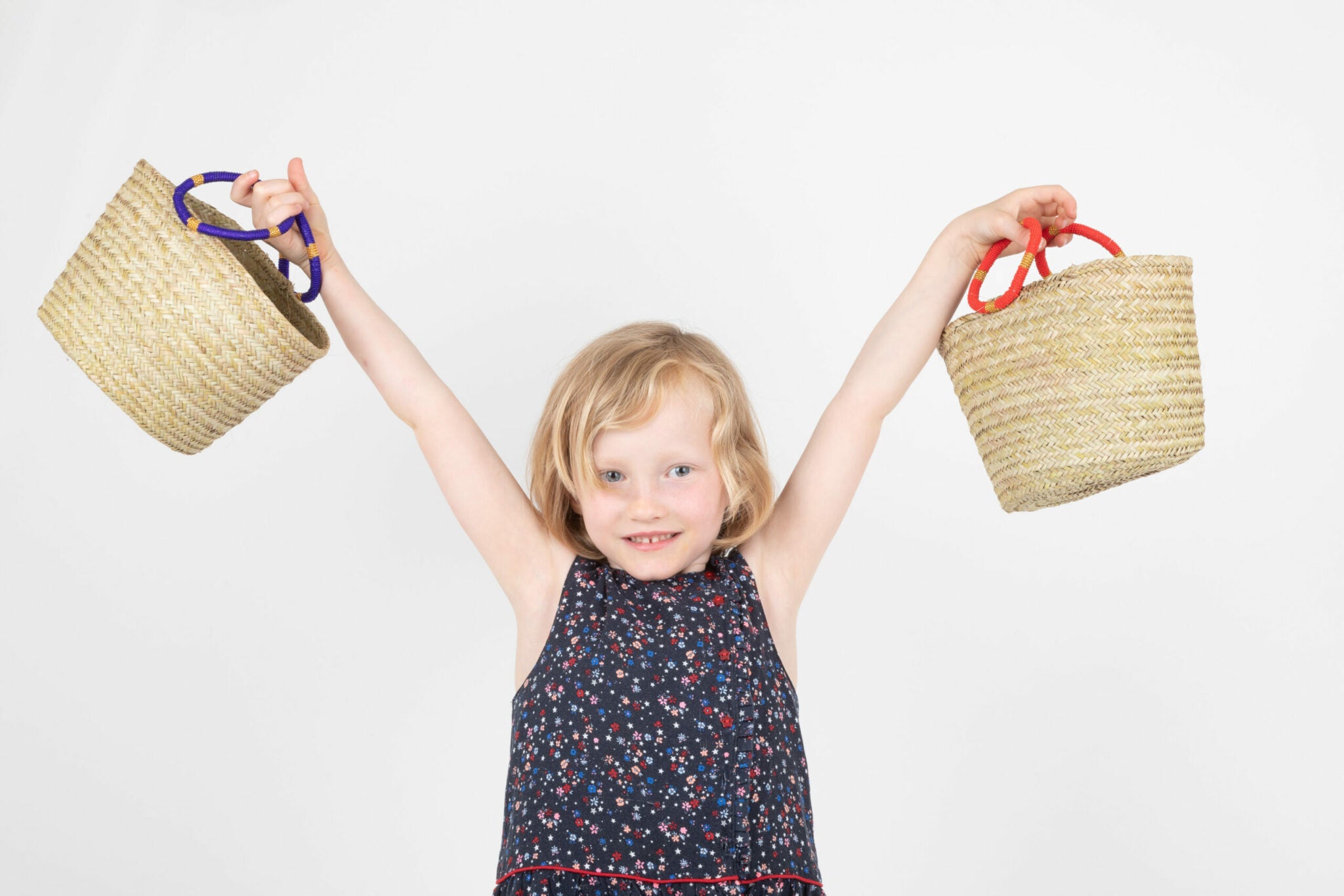 Petit panier en sisal avec anses en perles