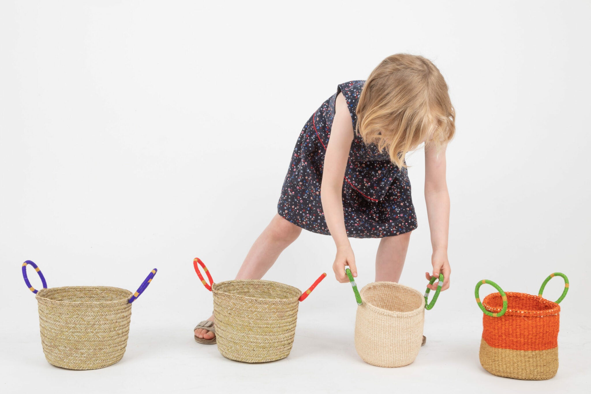 Petit panier en sisal avec anses en perles