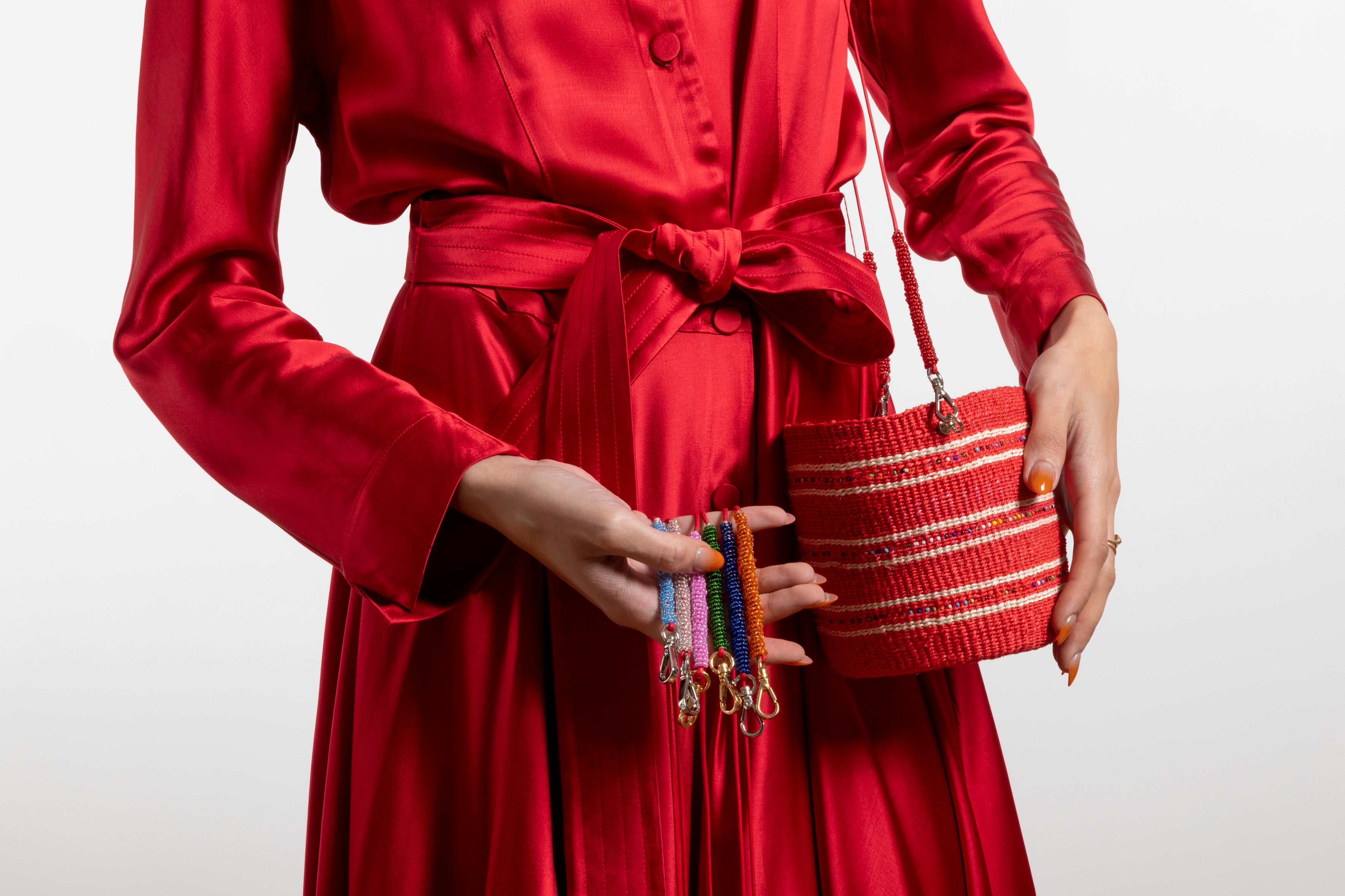 Petit panier en sisal perlé rouge