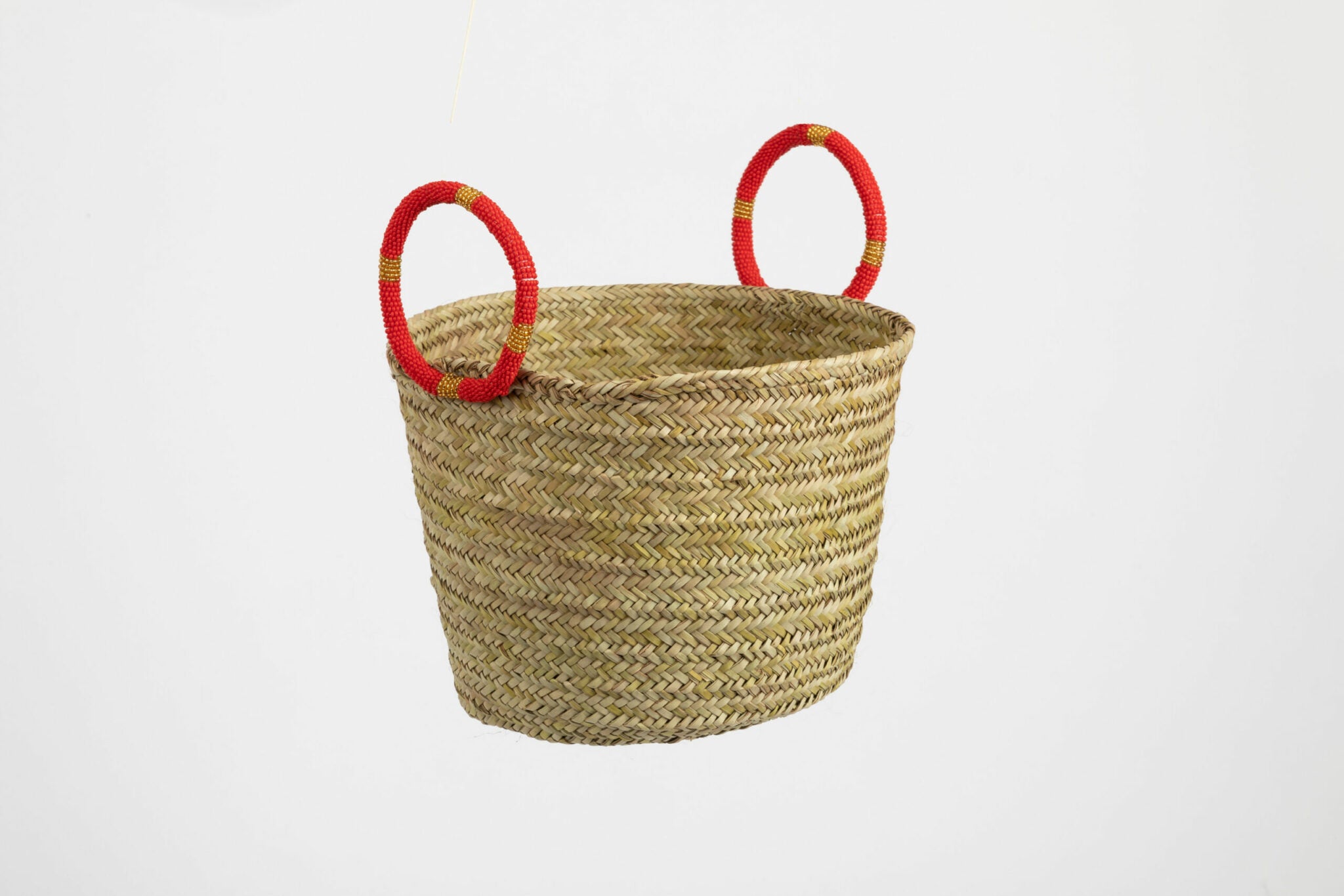 Petit panier en sisal avec anses en perles