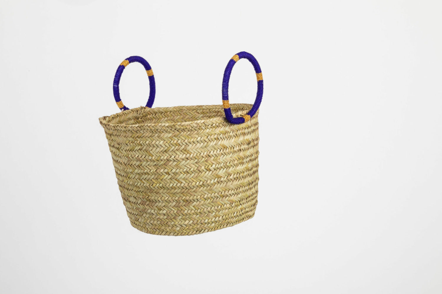 Petit panier en sisal avec anses en perles