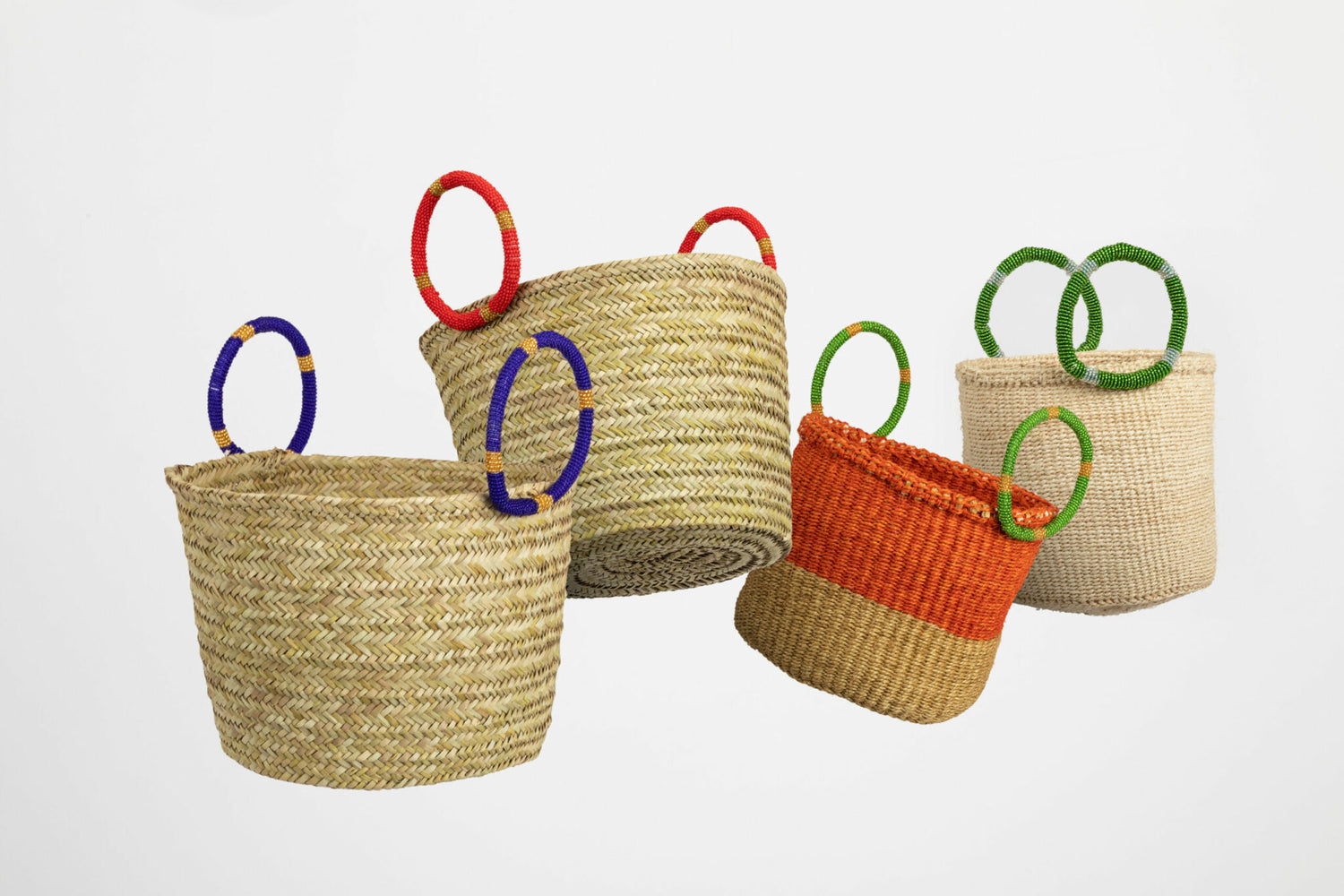 Petit panier en sisal avec anses en perles