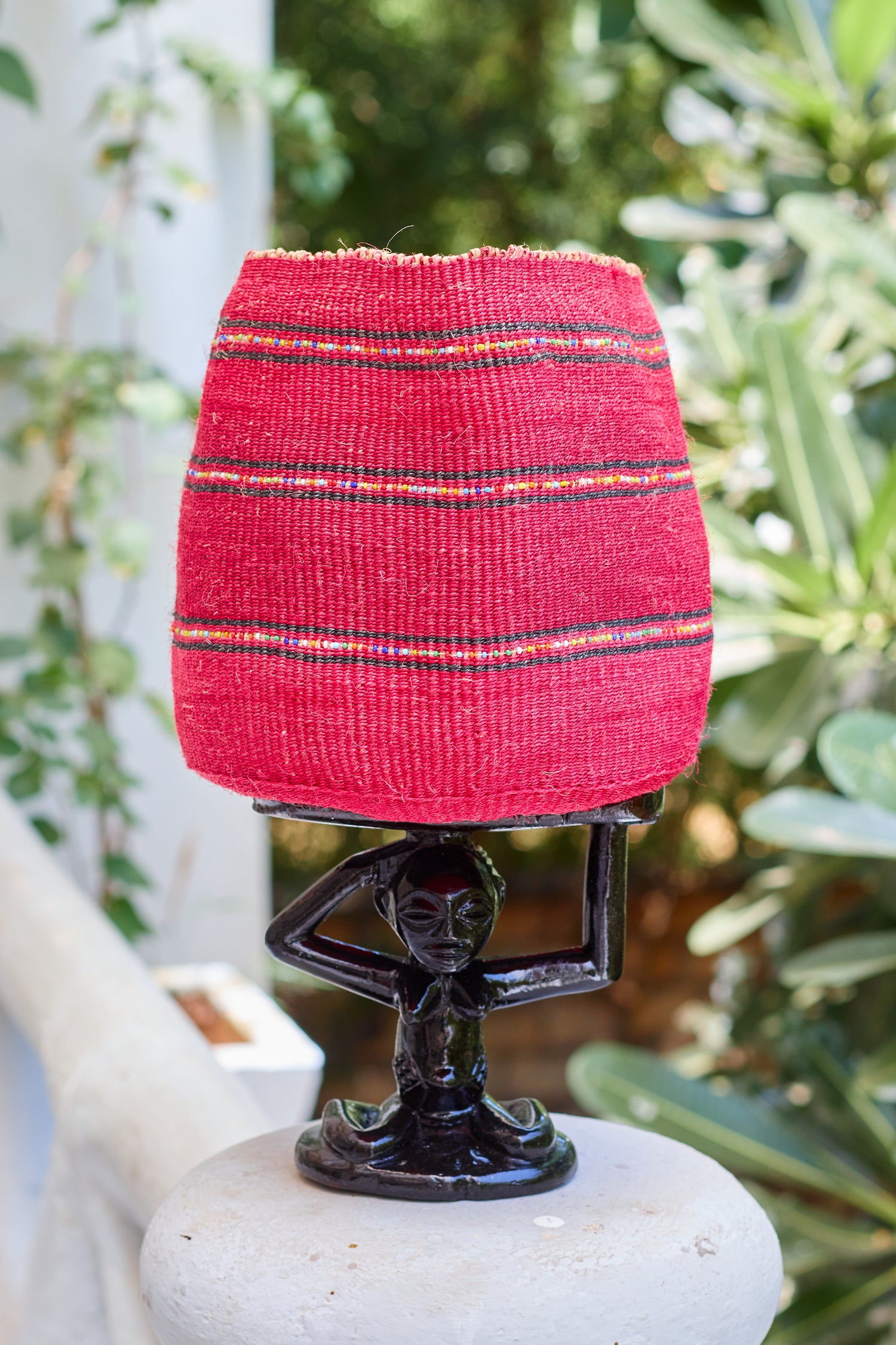 Petit panier en sisal - Rouge avec rayures brodées en perles