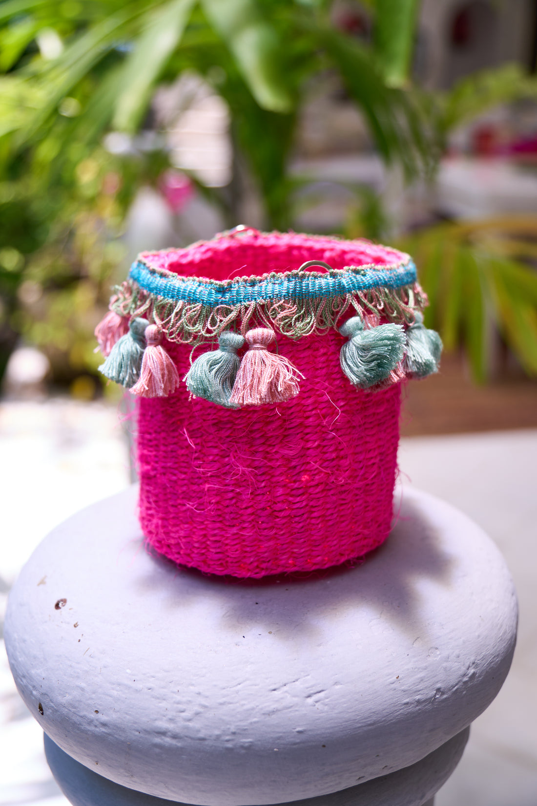 Petit panier en sisal rose avec pompons
