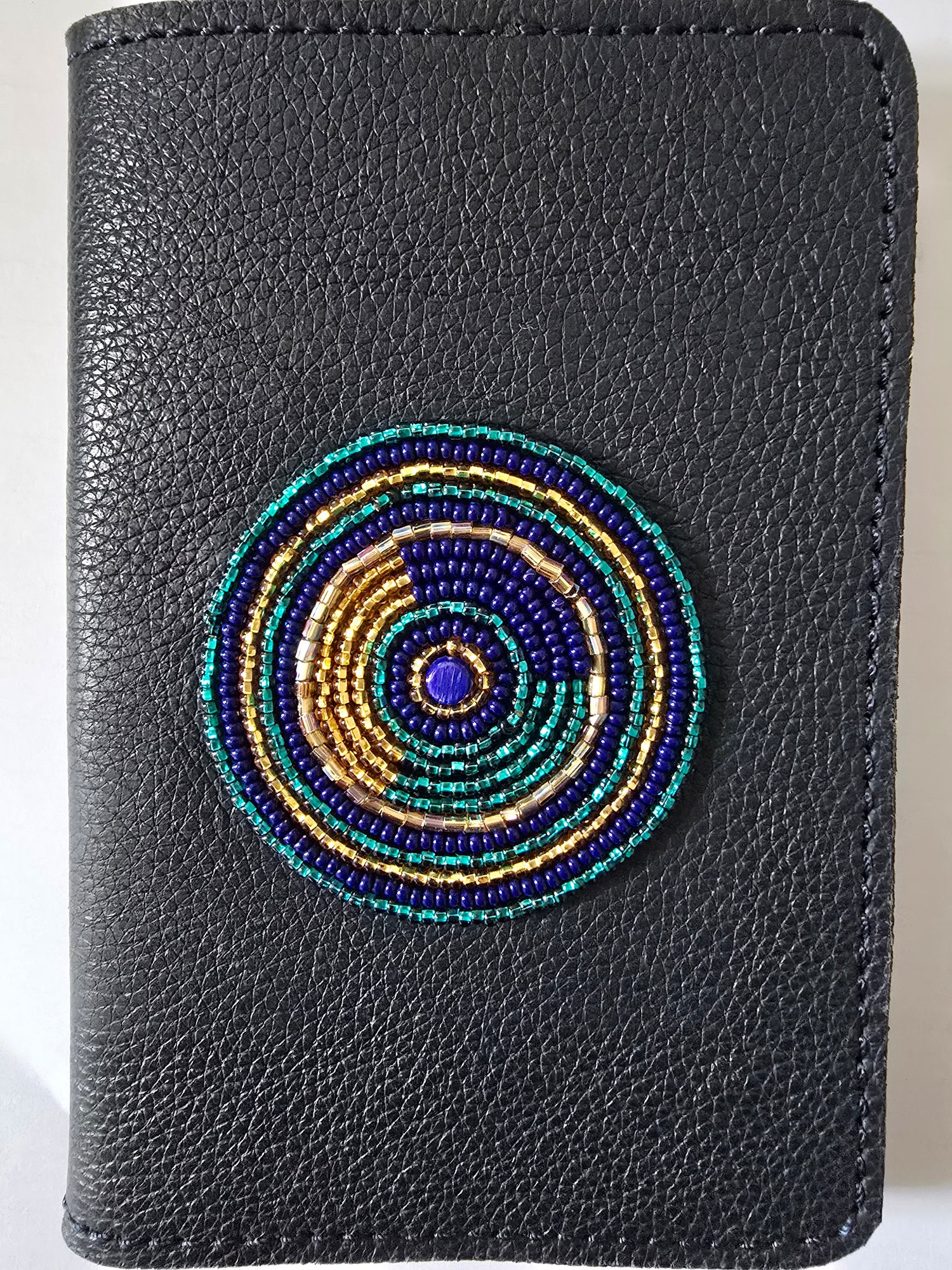 Etui Porte-Passeport en Cuir Grainé Blue Foncé &amp; Pastille Masai