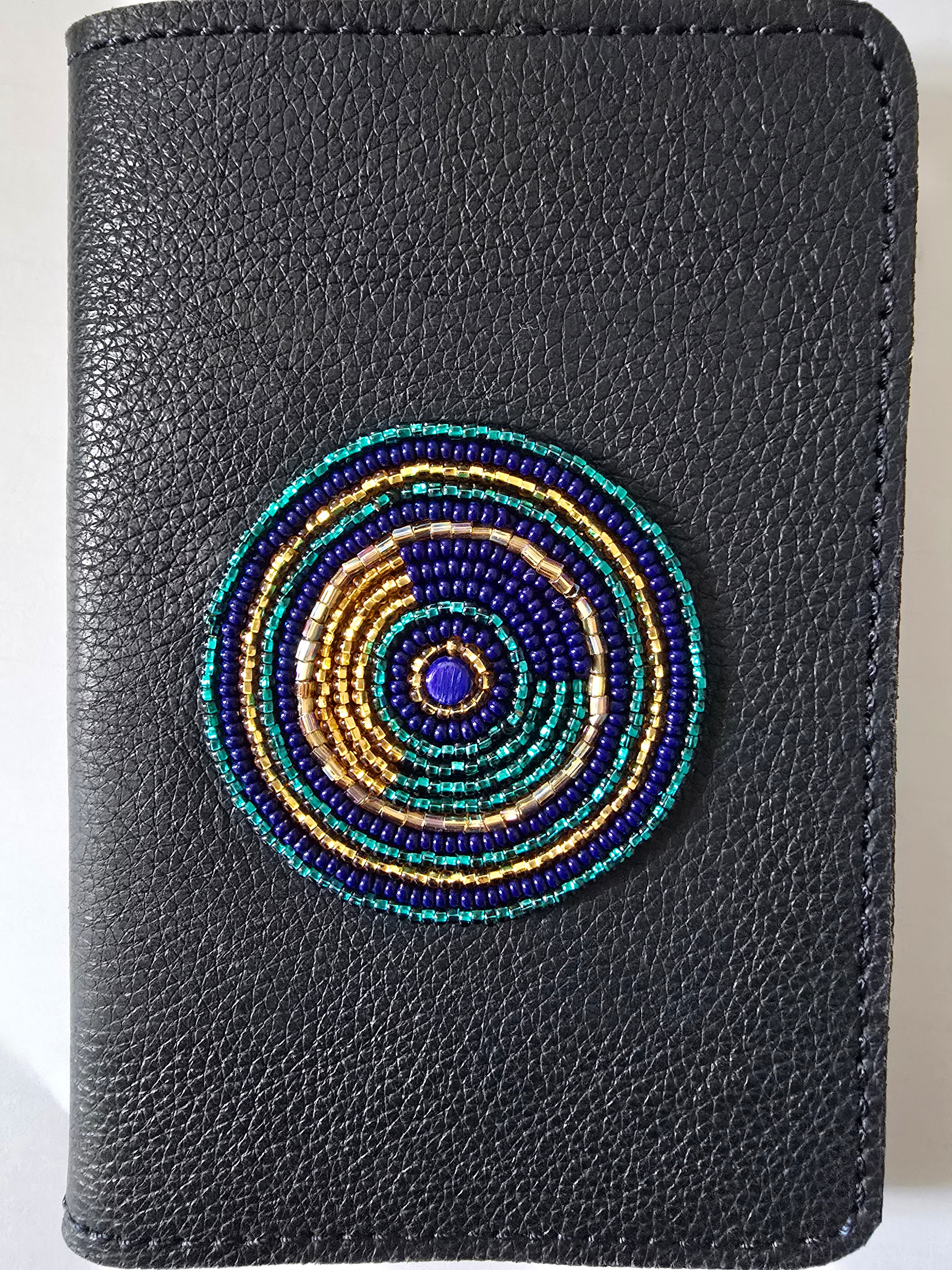 Etui Porte-Passeport en Cuir Grainé Blue Foncé &amp; Pastille Masai