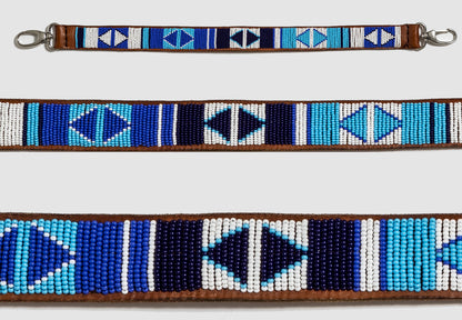 Ceinture MiniRosa en cuir brun avec perles bleues et motifs géométriques Masai, fait main au Kenya