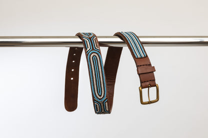 Ceinture MiniRosa en cuir brun avec perles et motifs géométriques bleus Masai, fait main au Kenya