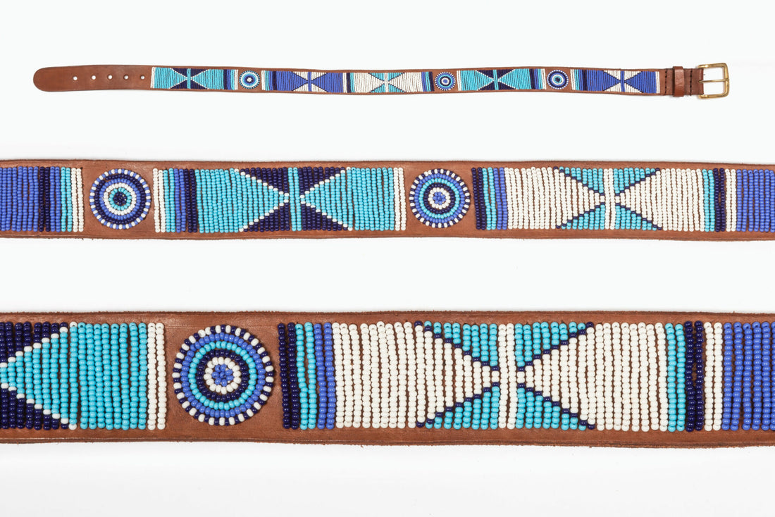 Ceinture MiniRosa en cuir brun avec perles bleues et motifs géométriques solaires Masai, fait main au Kenya