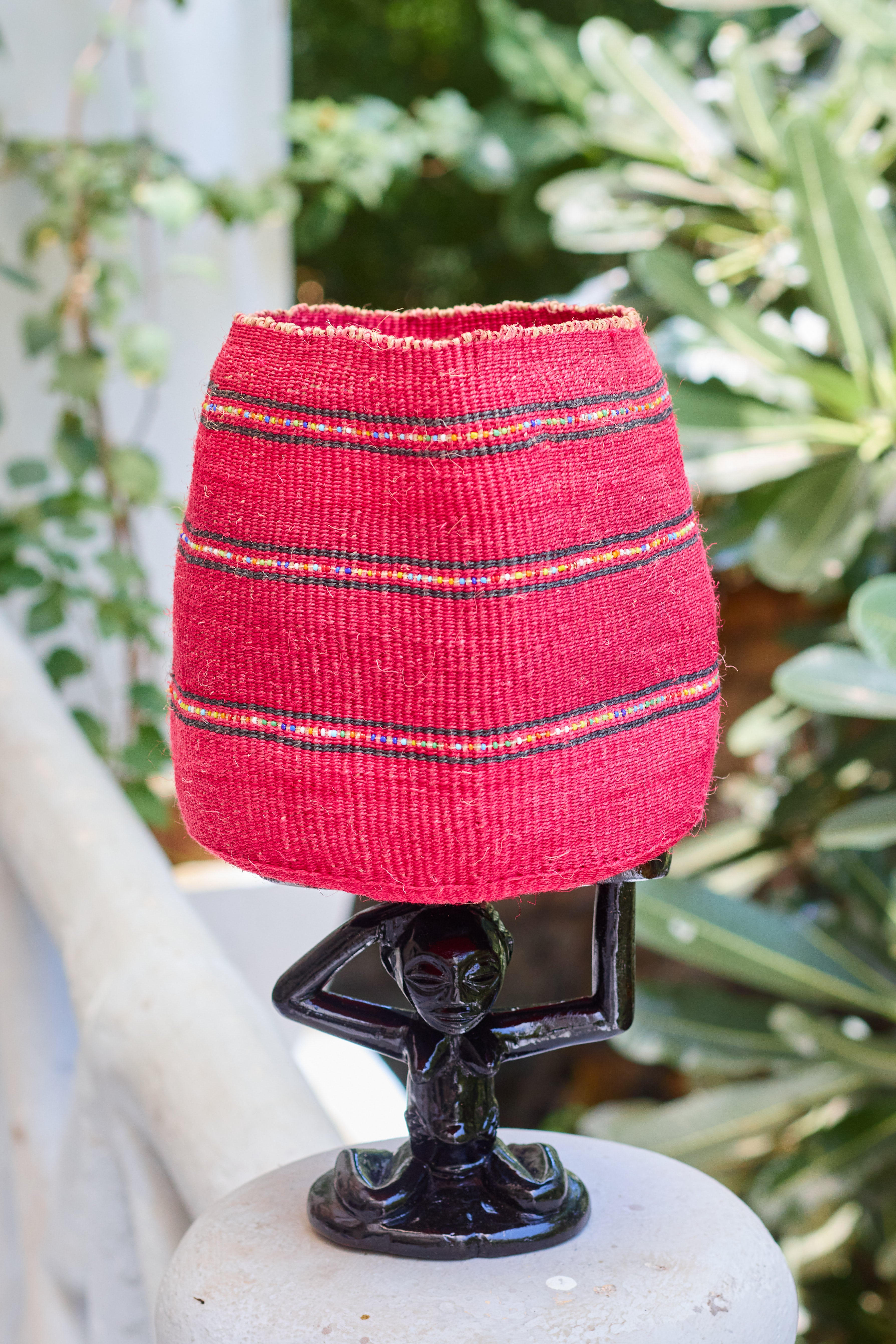 Petit panier en sisal - Rouge avec rayures brodées en perles