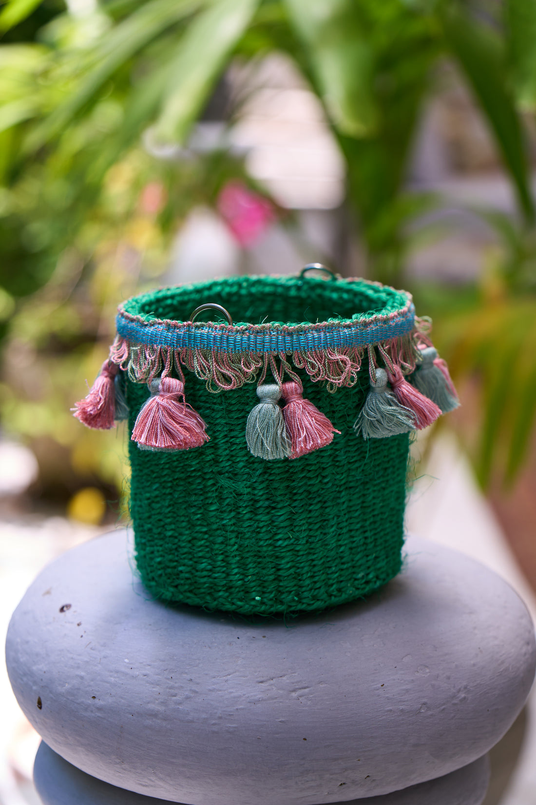 Petit panier en sisal vert avec pompons