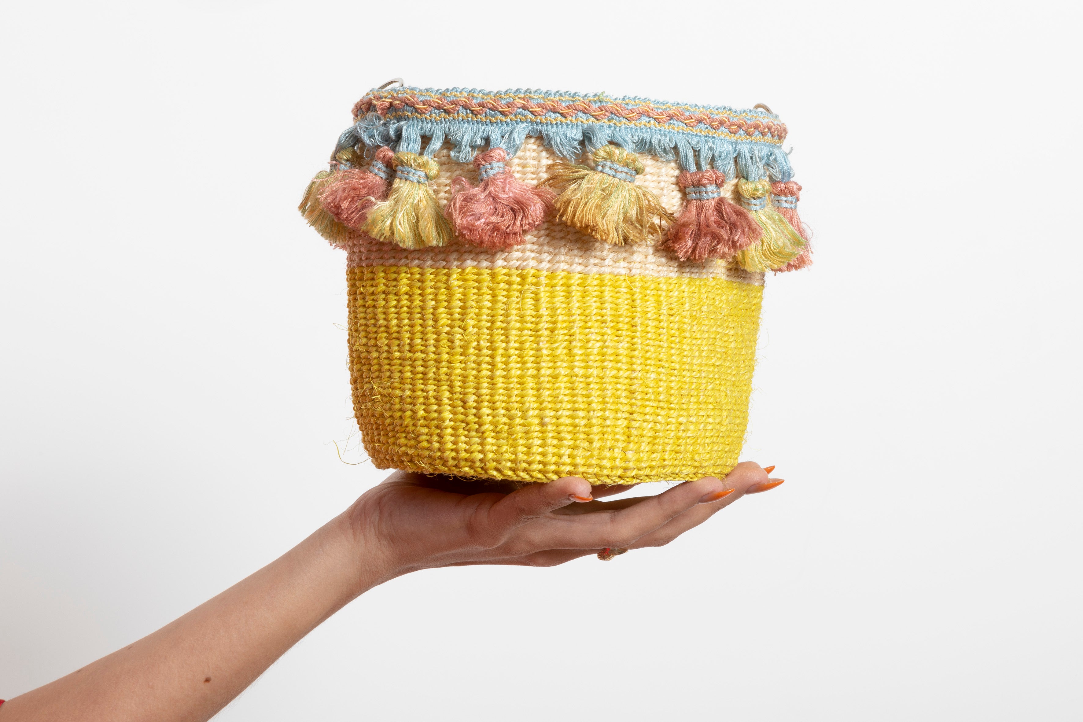 Petit panier en sisal beige &amp; jaune avec pompons