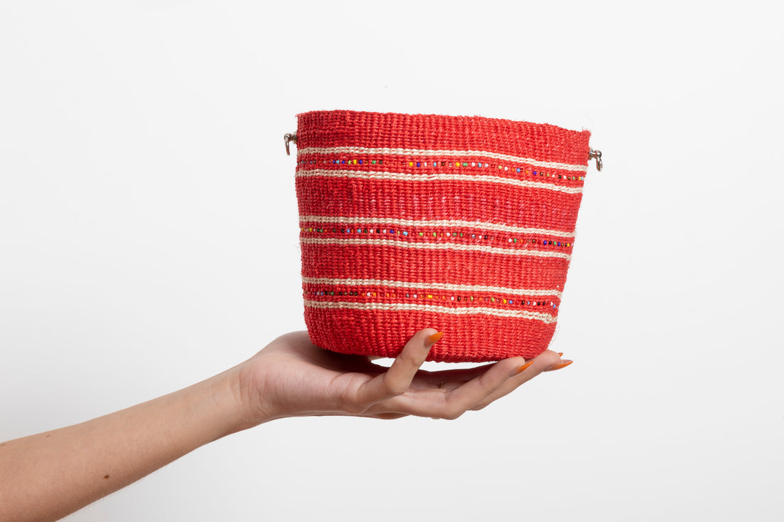 Petit panier en sisal perlé rouge