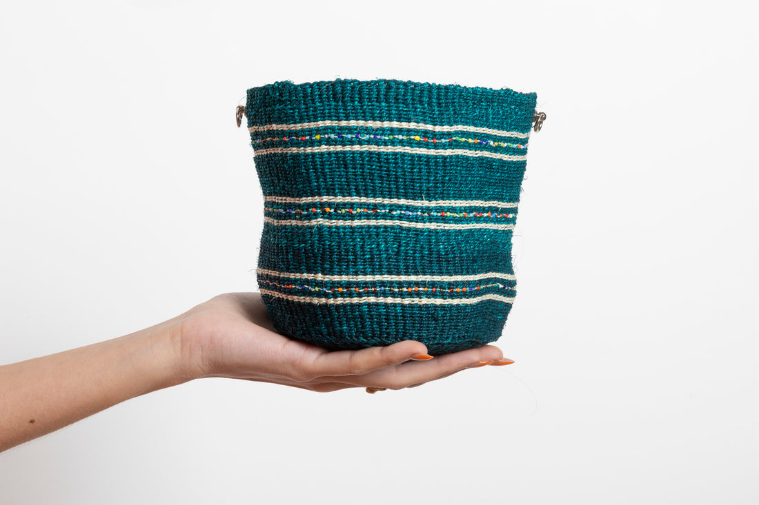 Petit panier en sisal perlé turquois