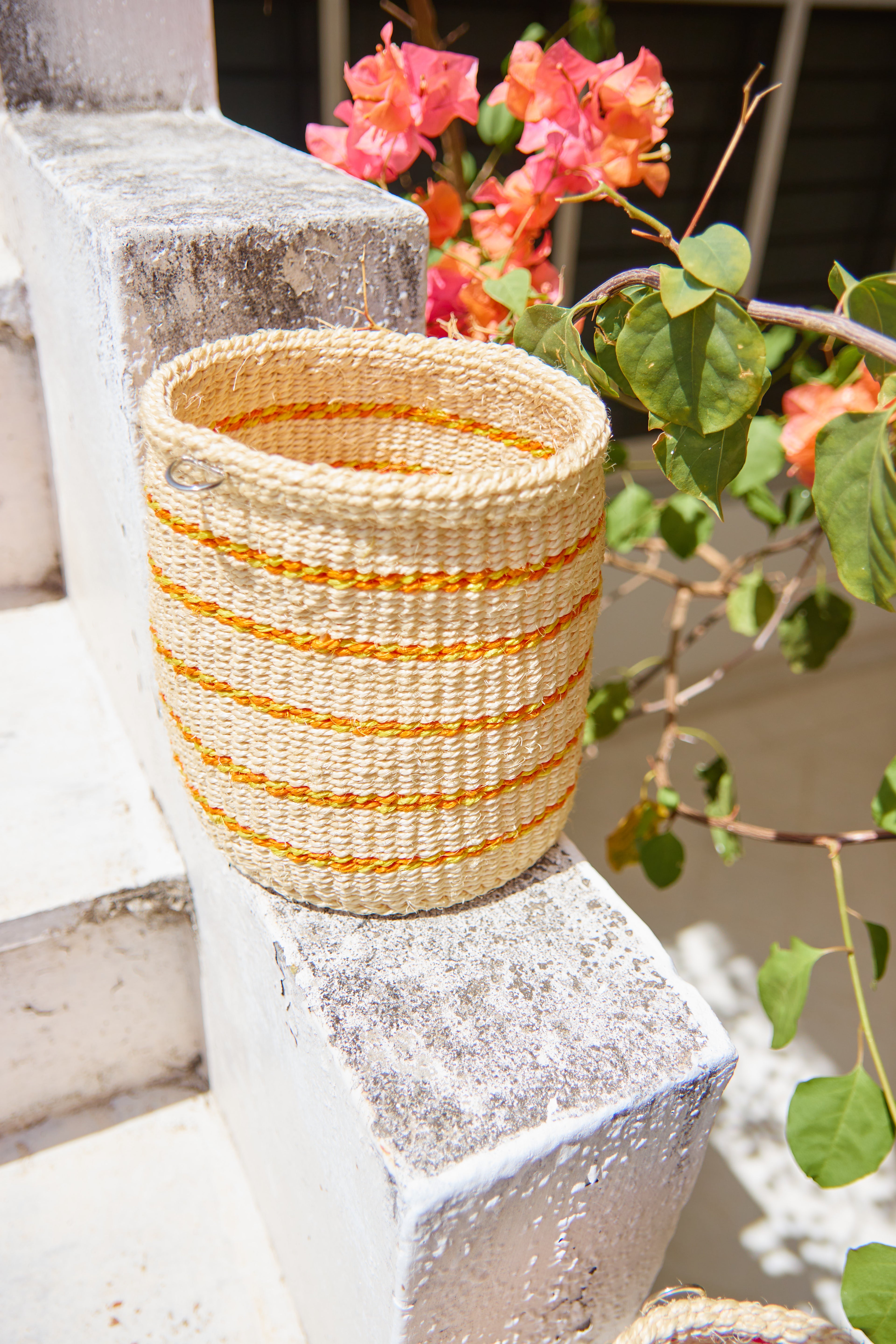 Petit panier en sisal beige à rayures orange