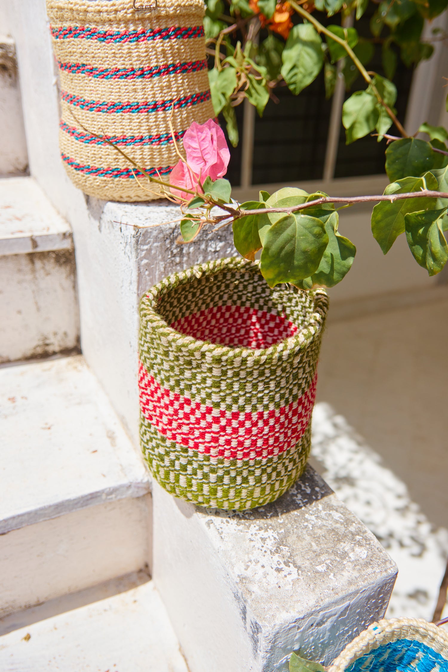 Petit panier en sisal &amp; laine vert &amp; rouge
