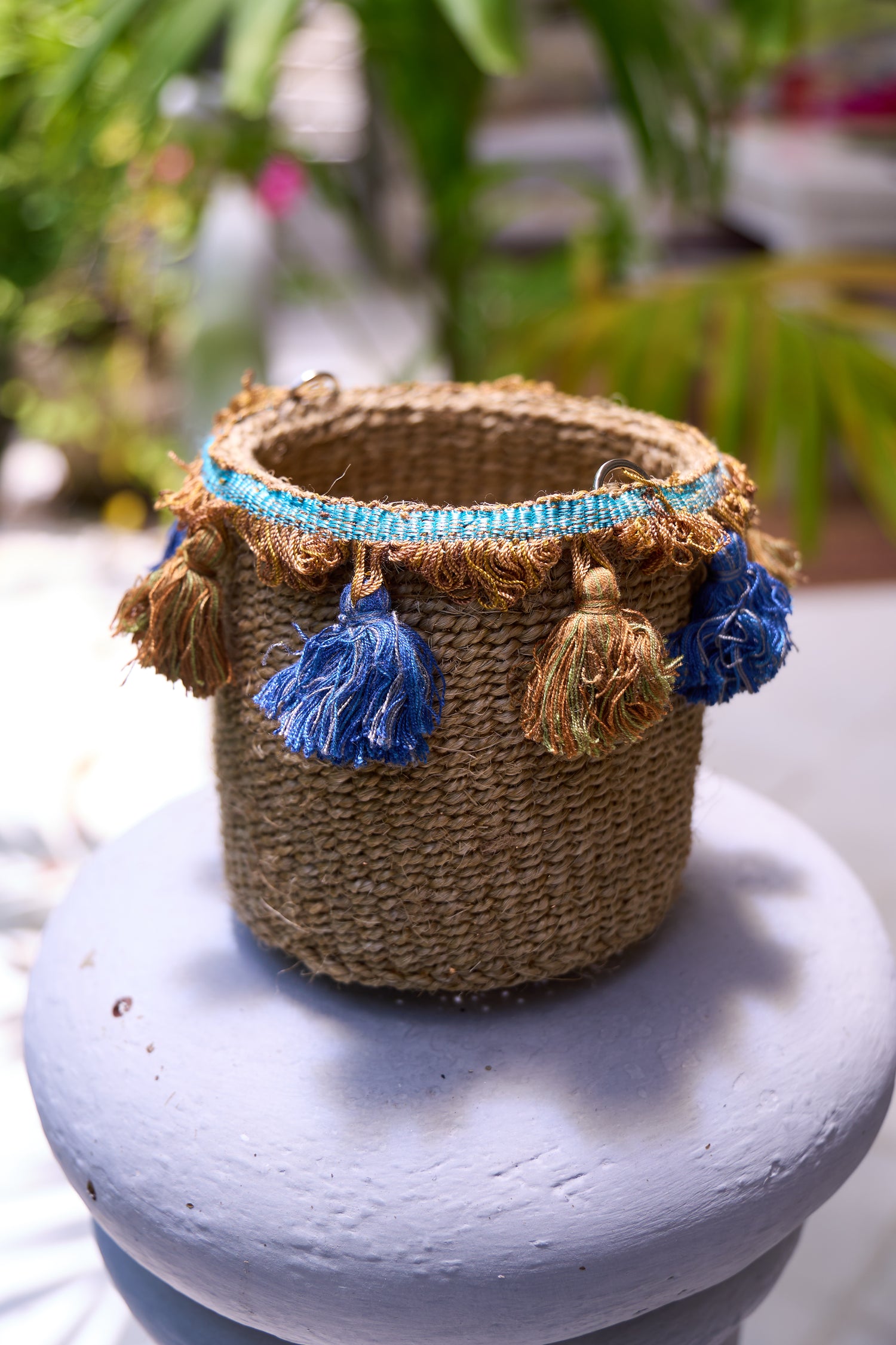 Petit panier en sisal beige avec pompons