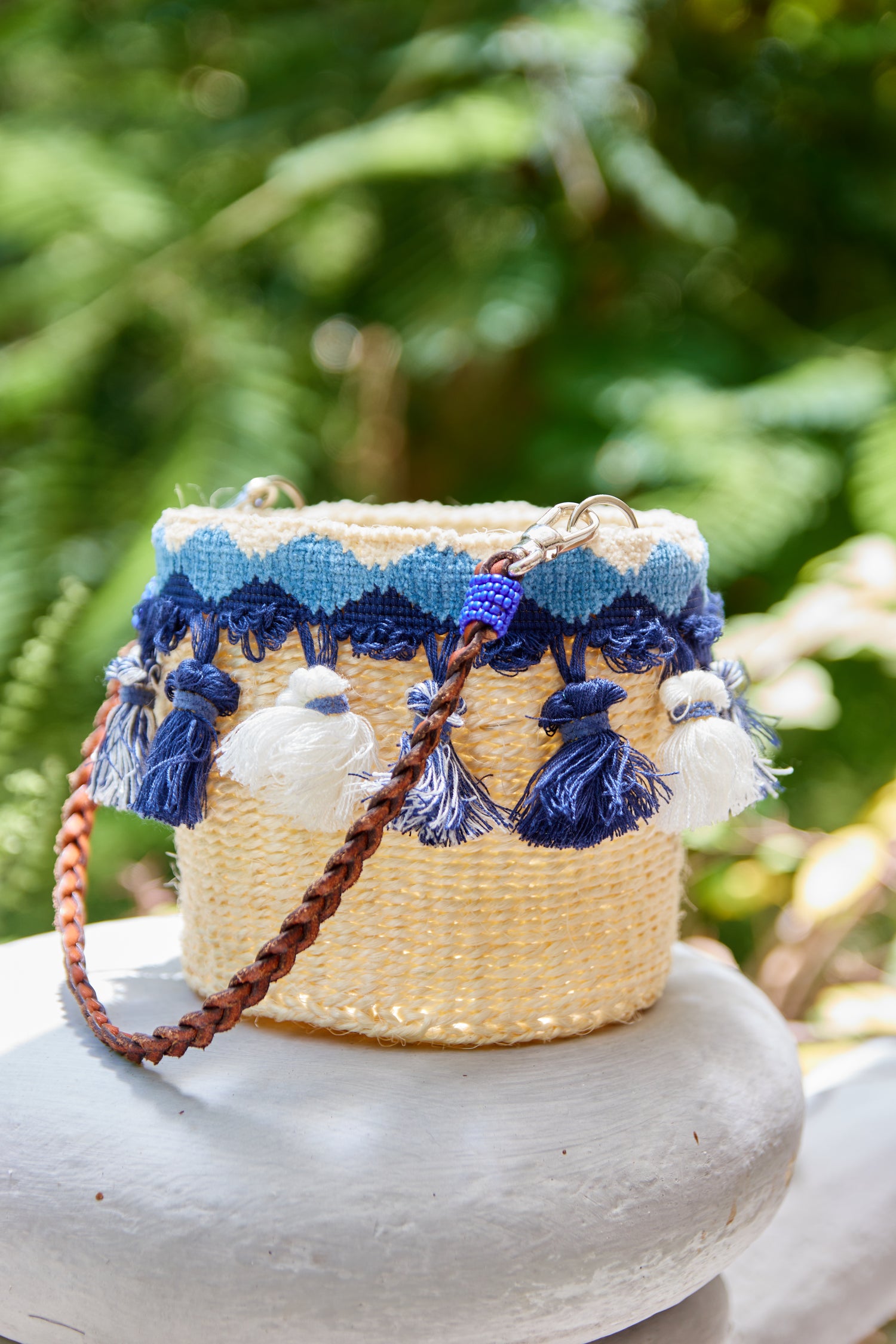 Petit panier en sisal blanc avec pompons