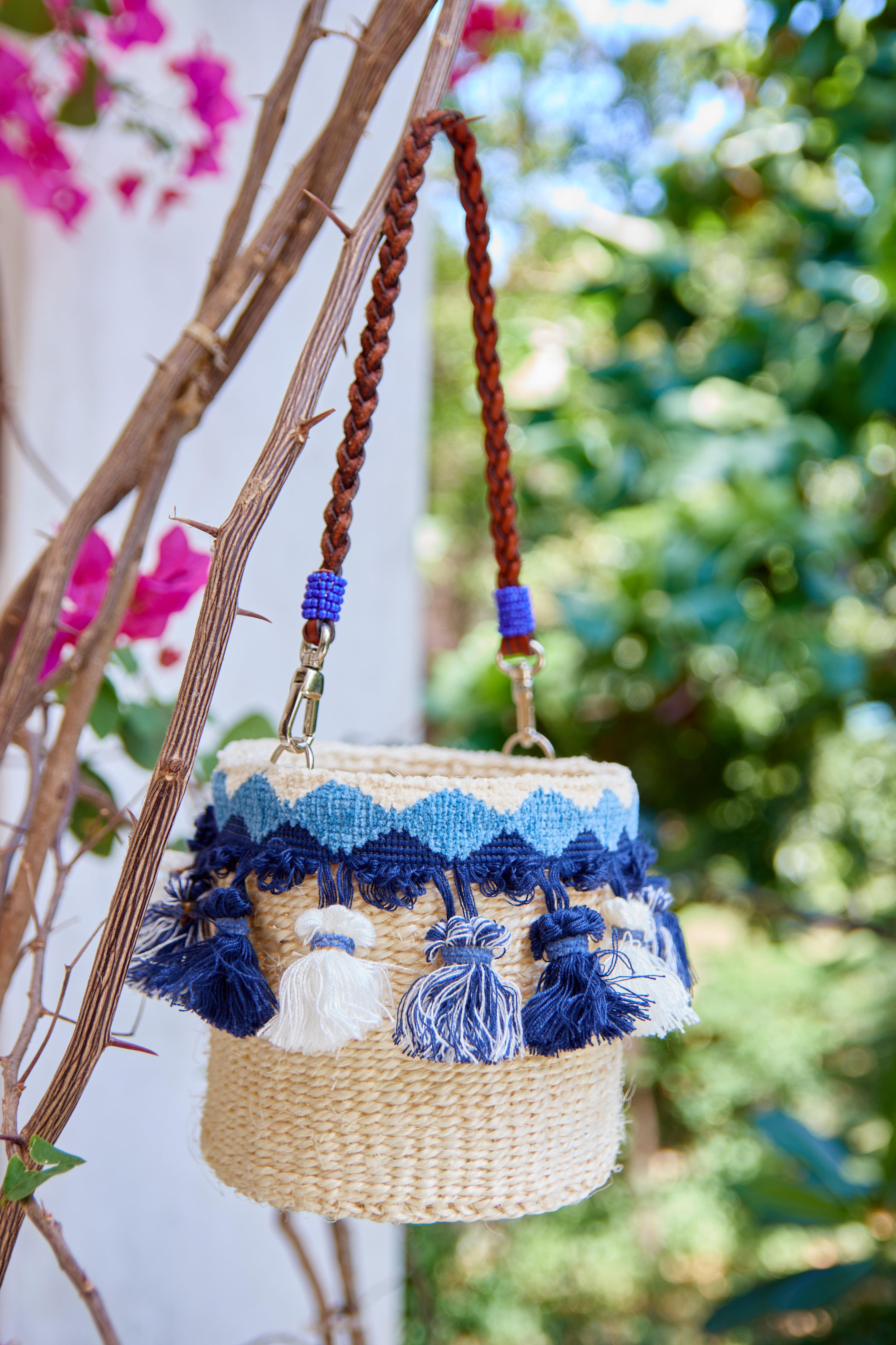 Petit panier en sisal blanc avec pompons