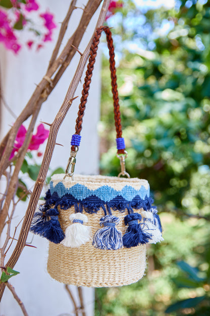 Petit panier en sisal blanc avec pompons