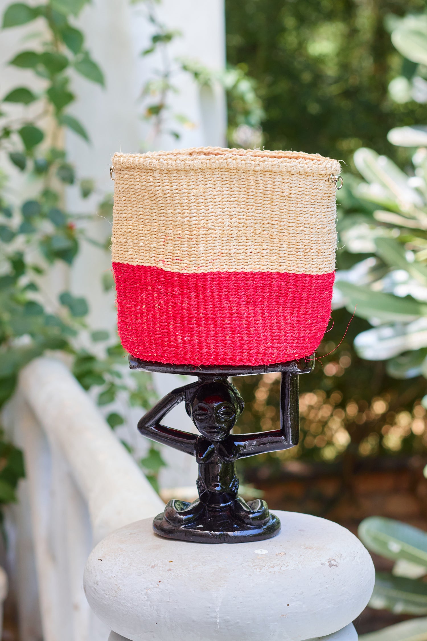Petit panier en sisal - Beige &amp; Rouge avec socle - MiniRosa