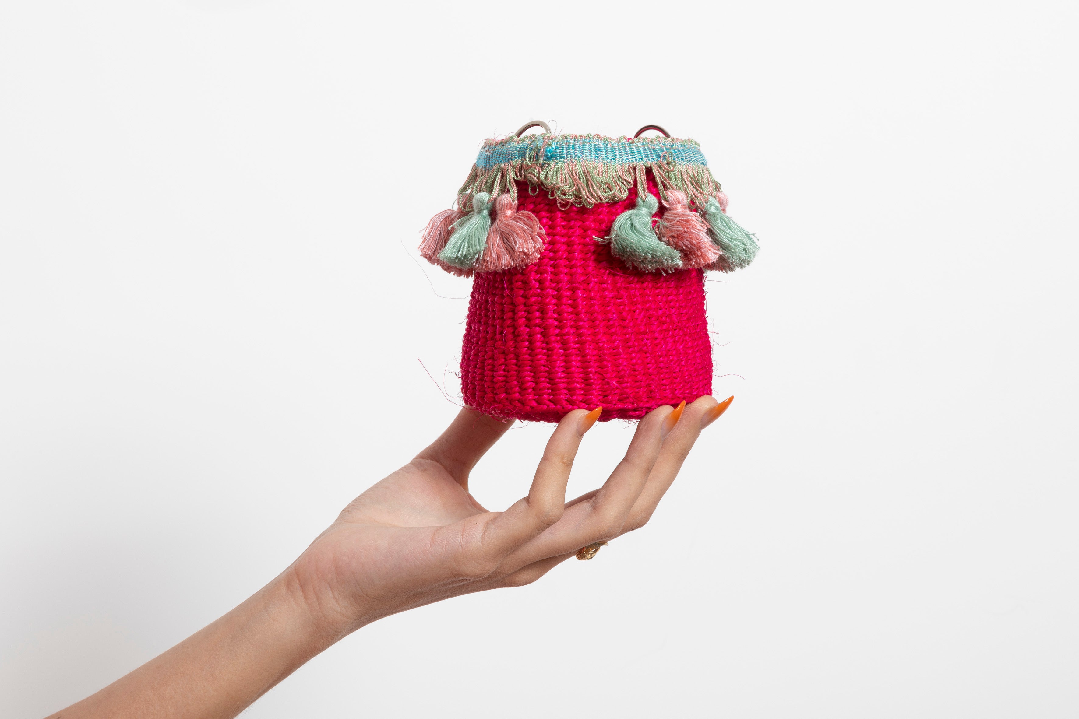 Petit panier en sisal rose avec pompons