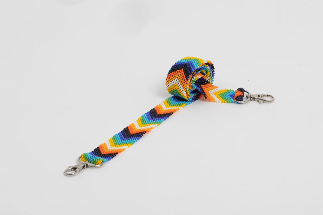Bandoulière en perles colorées &quot;Alvaro&quot; dans la couleur &quot;Multicolor.&quot; Disponible en plusieurs autres coloris, avec certains modèles uniques. Longueur de 115 à 120 cm. Fabriquée à la main au Kenya: