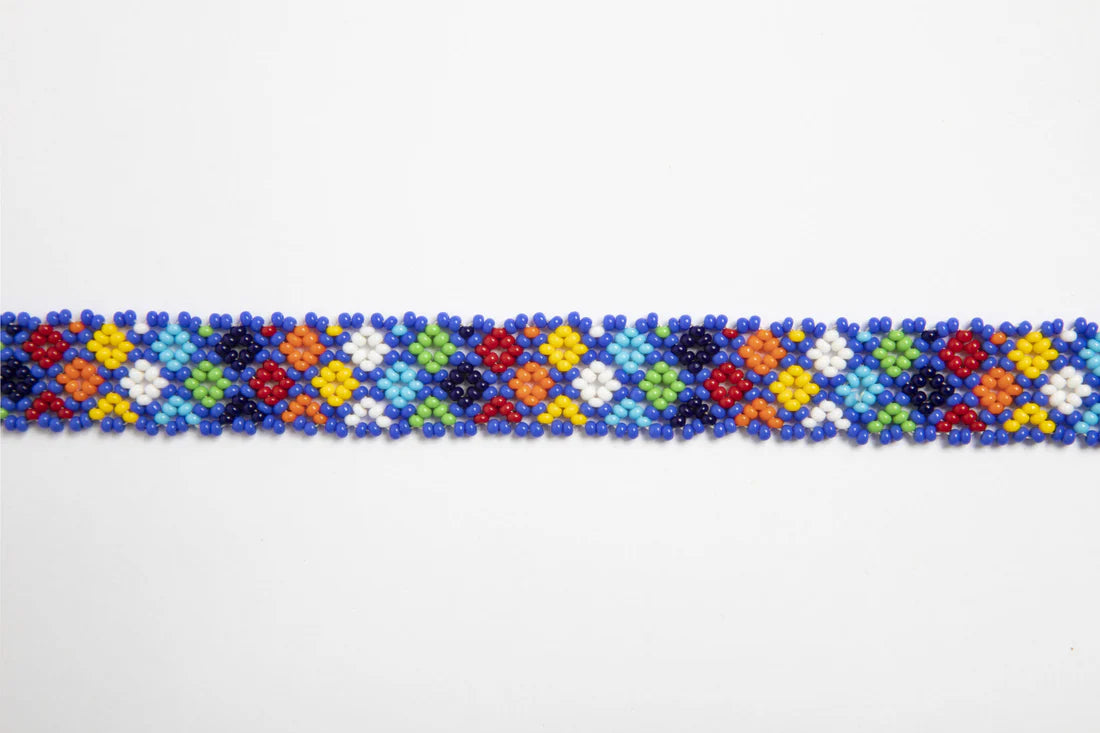 Bandoulière en perles colorées &quot;Alvaro&quot; dans la couleur &quot;Flowers Blue.&quot; Disponible en plusieurs autres coloris, avec certains modèles uniques. Longueur de 115 à 120 cm. Fabriquée à la main au Kenya: