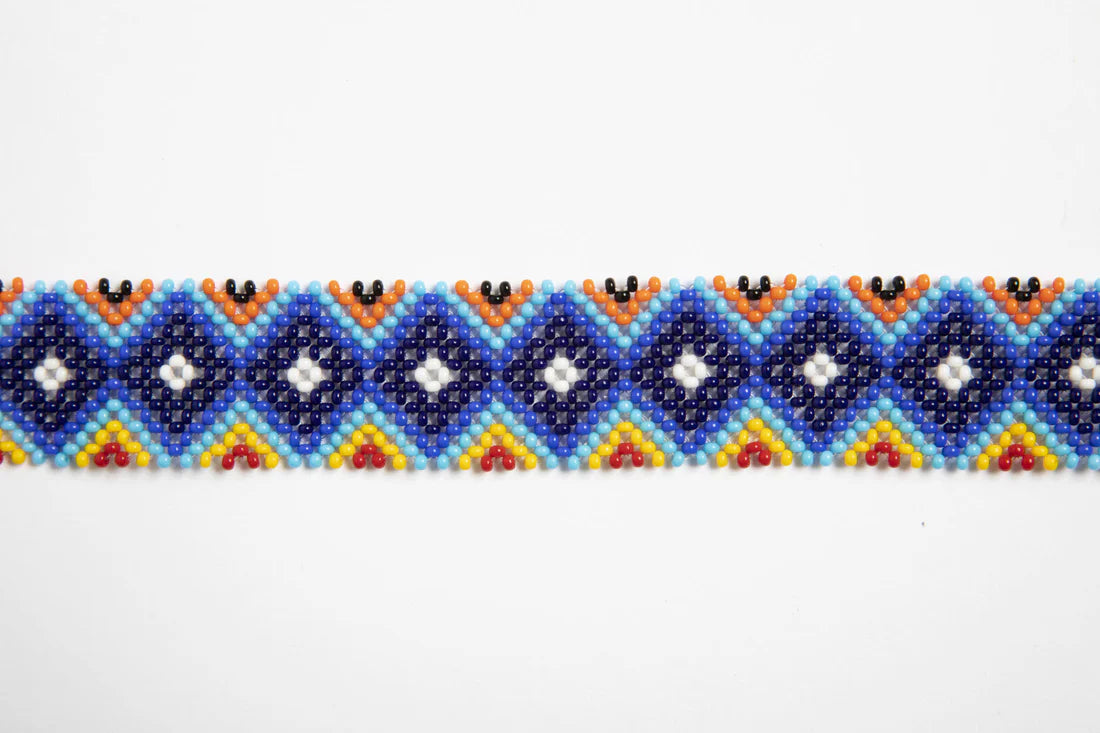 Bandoulière en perles colorées &quot;Alvaro&quot; dans la couleur &quot;Mount Kenya.&quot; Disponible en plusieurs autres coloris, avec certains modèles uniques. Longueur de 115 à 120 cm. Fabriquée à la main au Kenya: