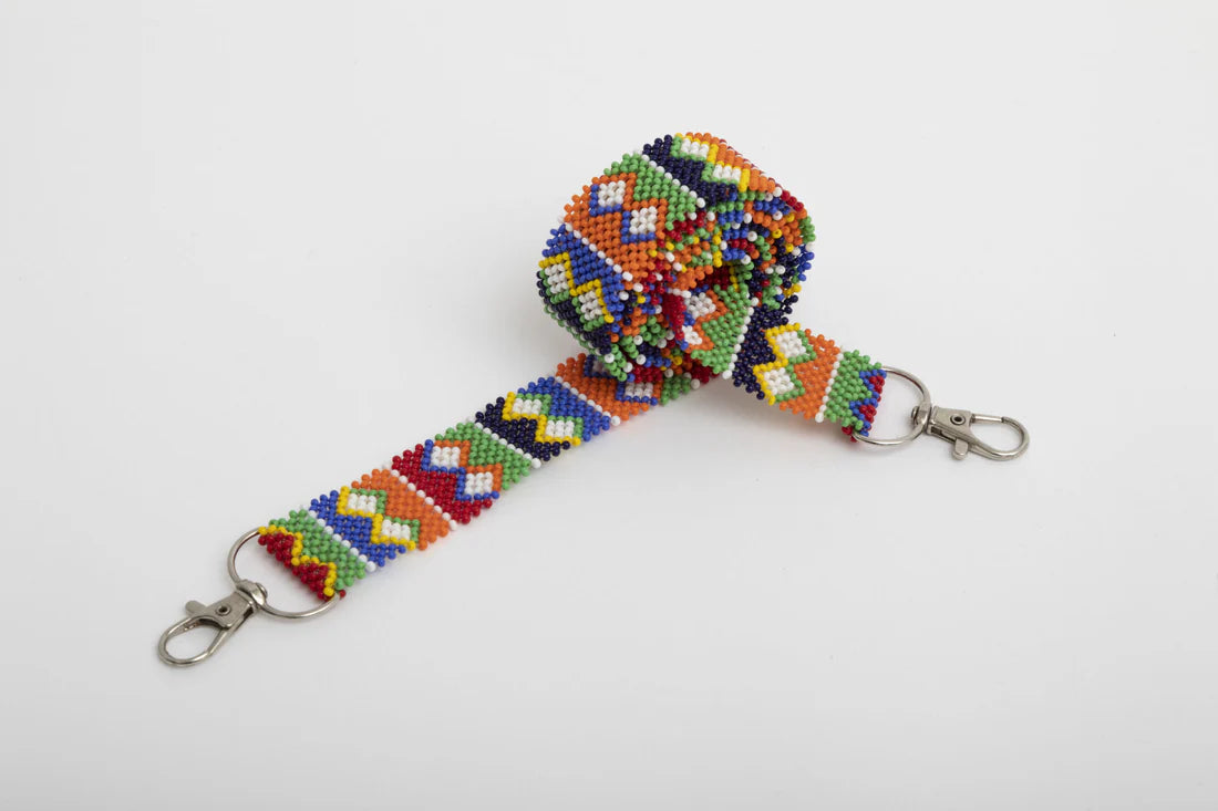 Bandoulière en perles colorées &quot;Alvaro&quot; dans la couleur &quot;Rift Valley.&quot; Disponible en plusieurs autres coloris, avec certains modèles uniques. Longueur de 115 à 120 cm. Fabriquée à la main au Kenya: