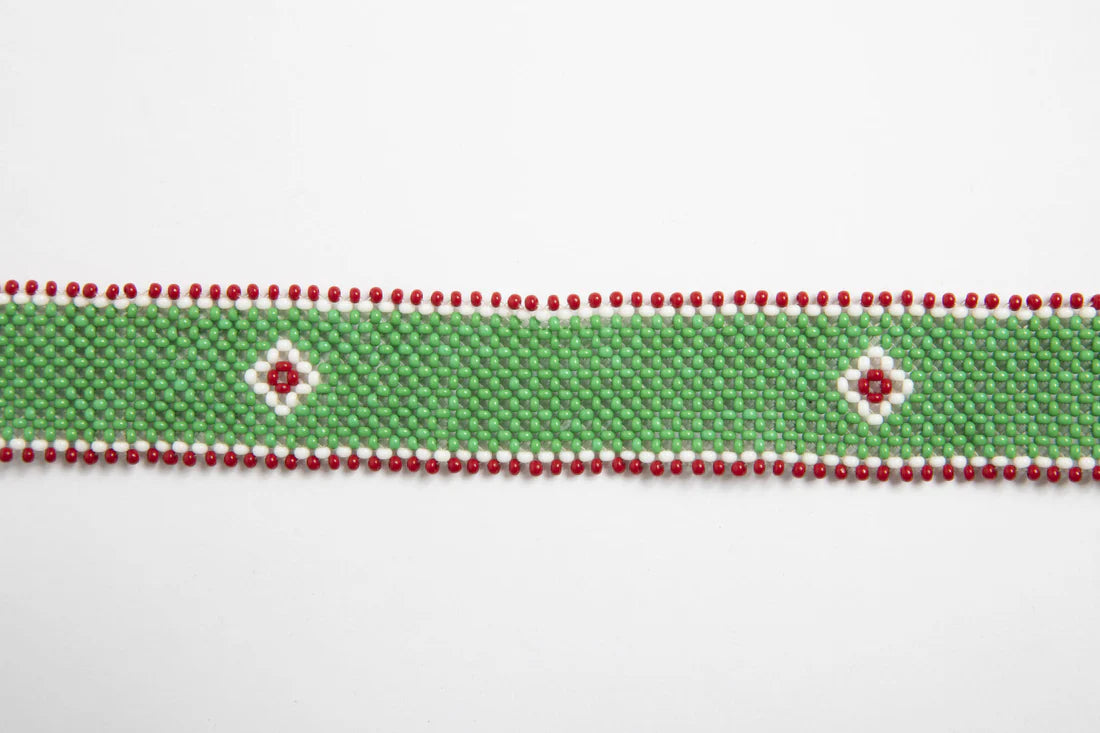 Bandoulière en perles colorées &quot;Alvaro&quot; dans la couleur &quot;Simple Green.&quot; Disponible en plusieurs autres coloris, avec certains modèles uniques. Longueur de 115 à 120 cm. Fabriquée à la main au Kenya: