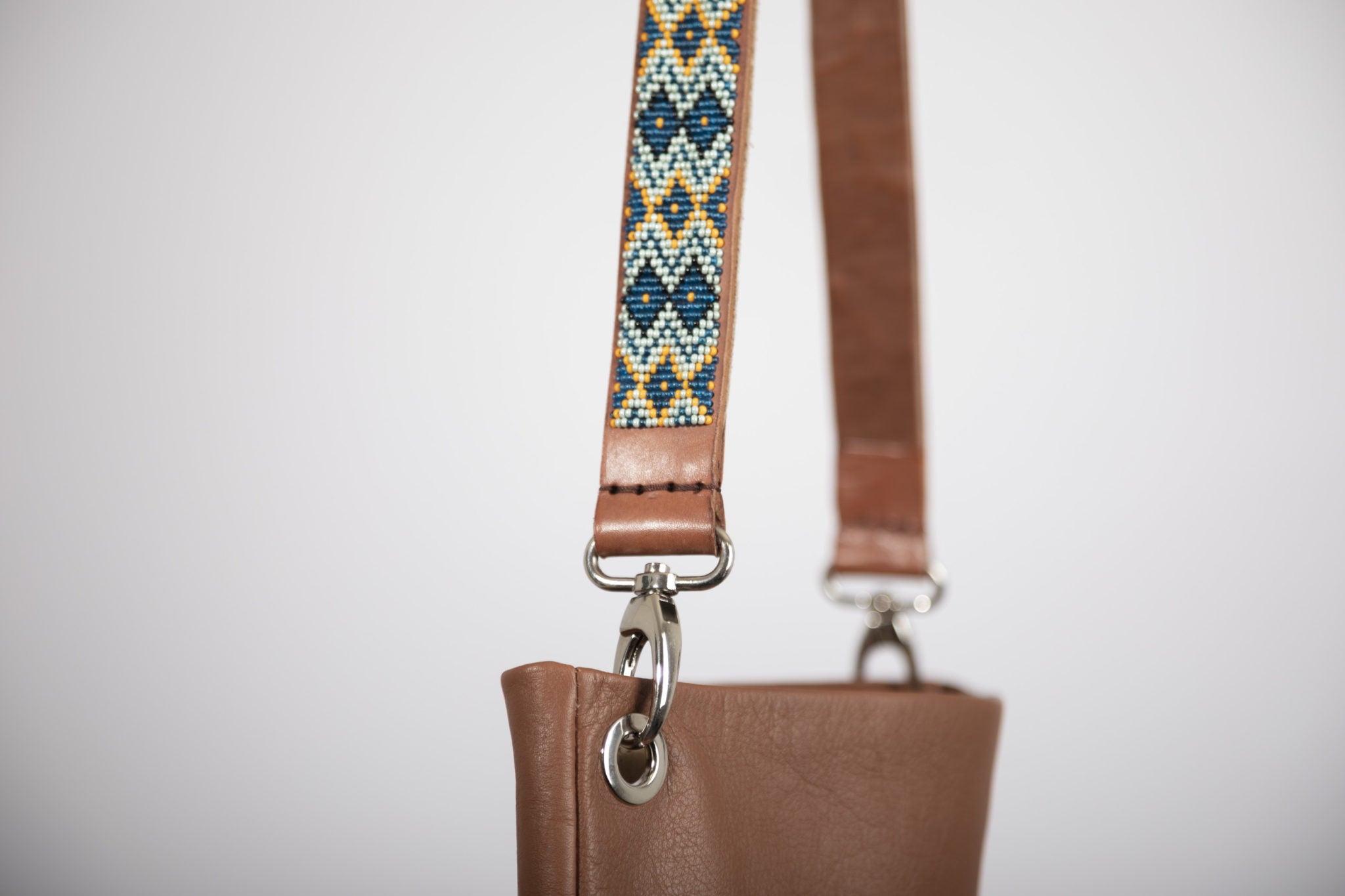 Elégante bandoulière de sac en cuir et perles colorées